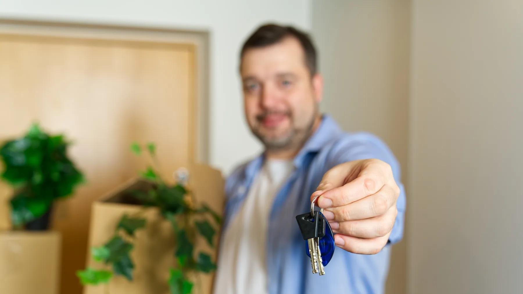 Entrega de llaves de una vivienda para decidir entre alquilar o comprar