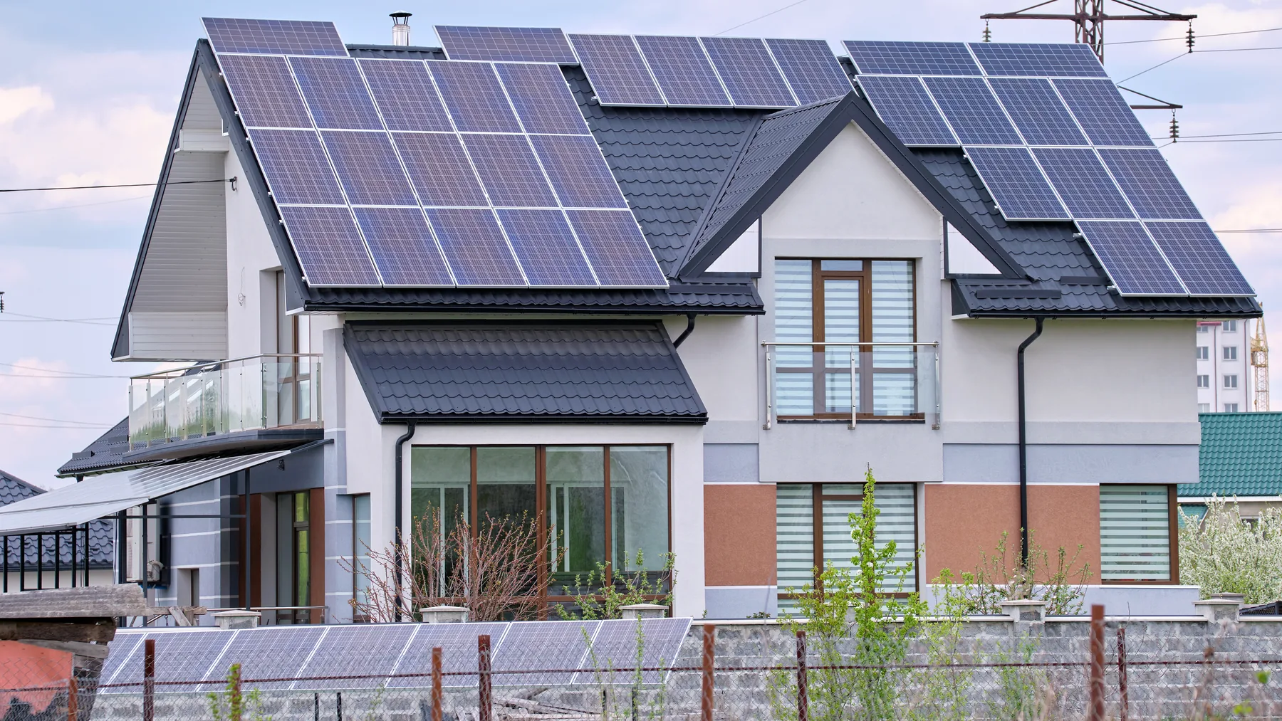 Vivienda moderna con paneles solares y soluciones de eficiencia energética