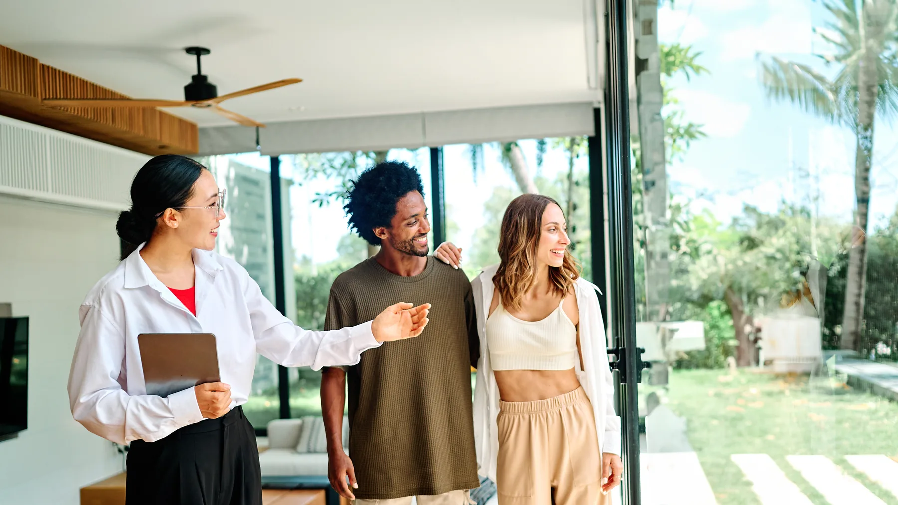Pareja visitando una vivienda con una profesional inmobiliaria