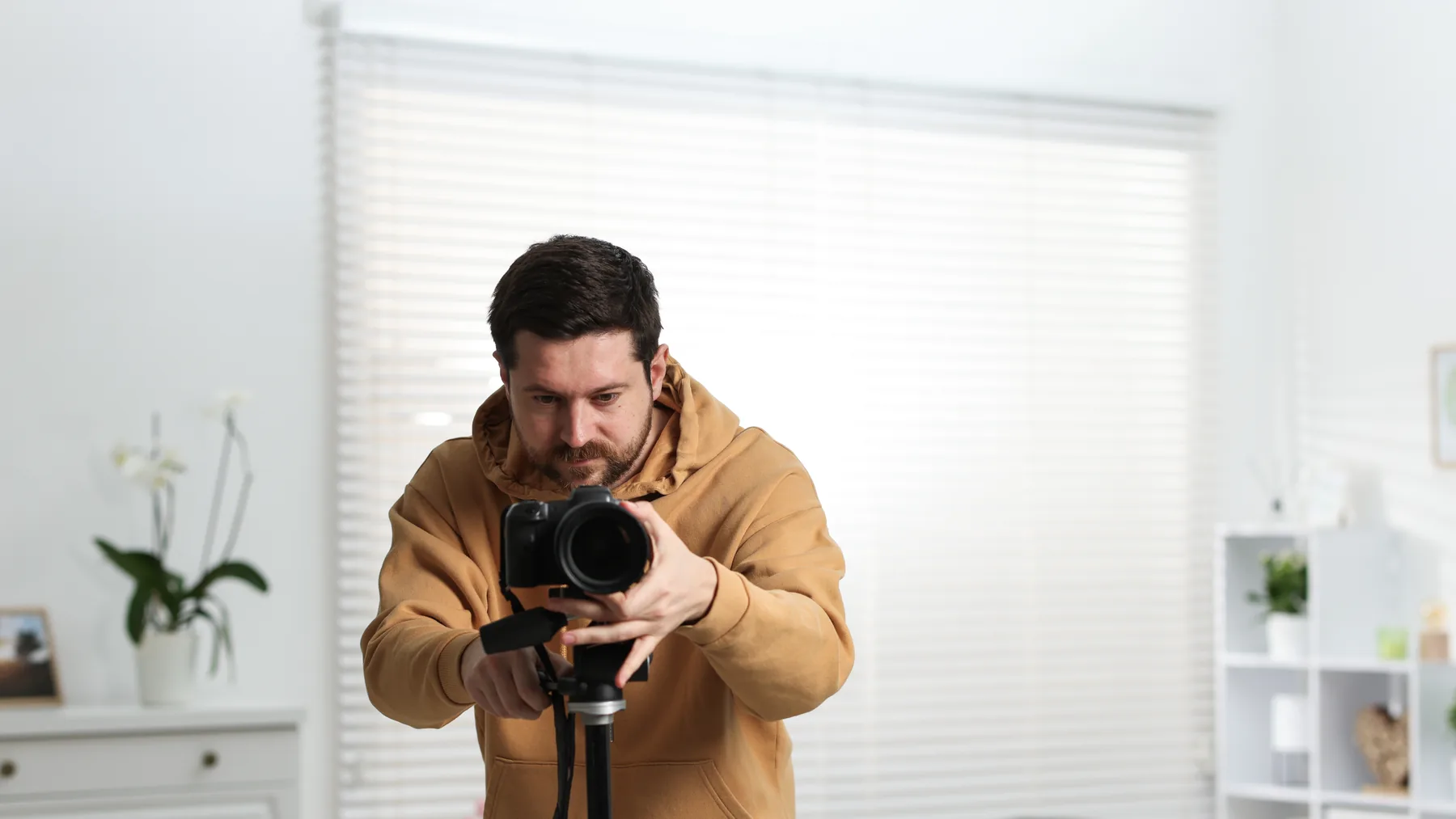 Fotógrafo profesional realizando una sesión de interior inmobiliario