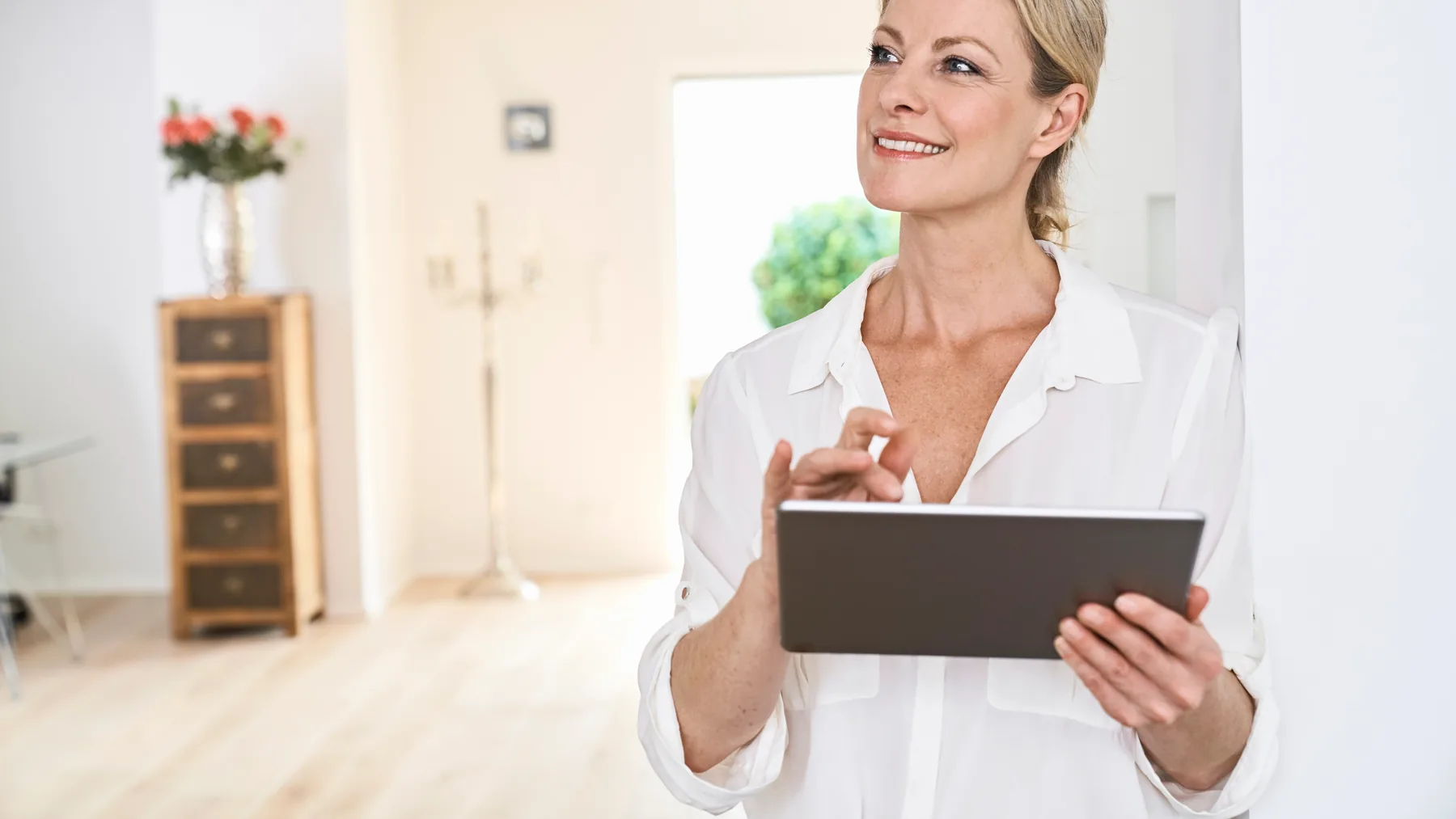 Profesional inmobiliaria usando una tableta durante la valoración de una vivienda