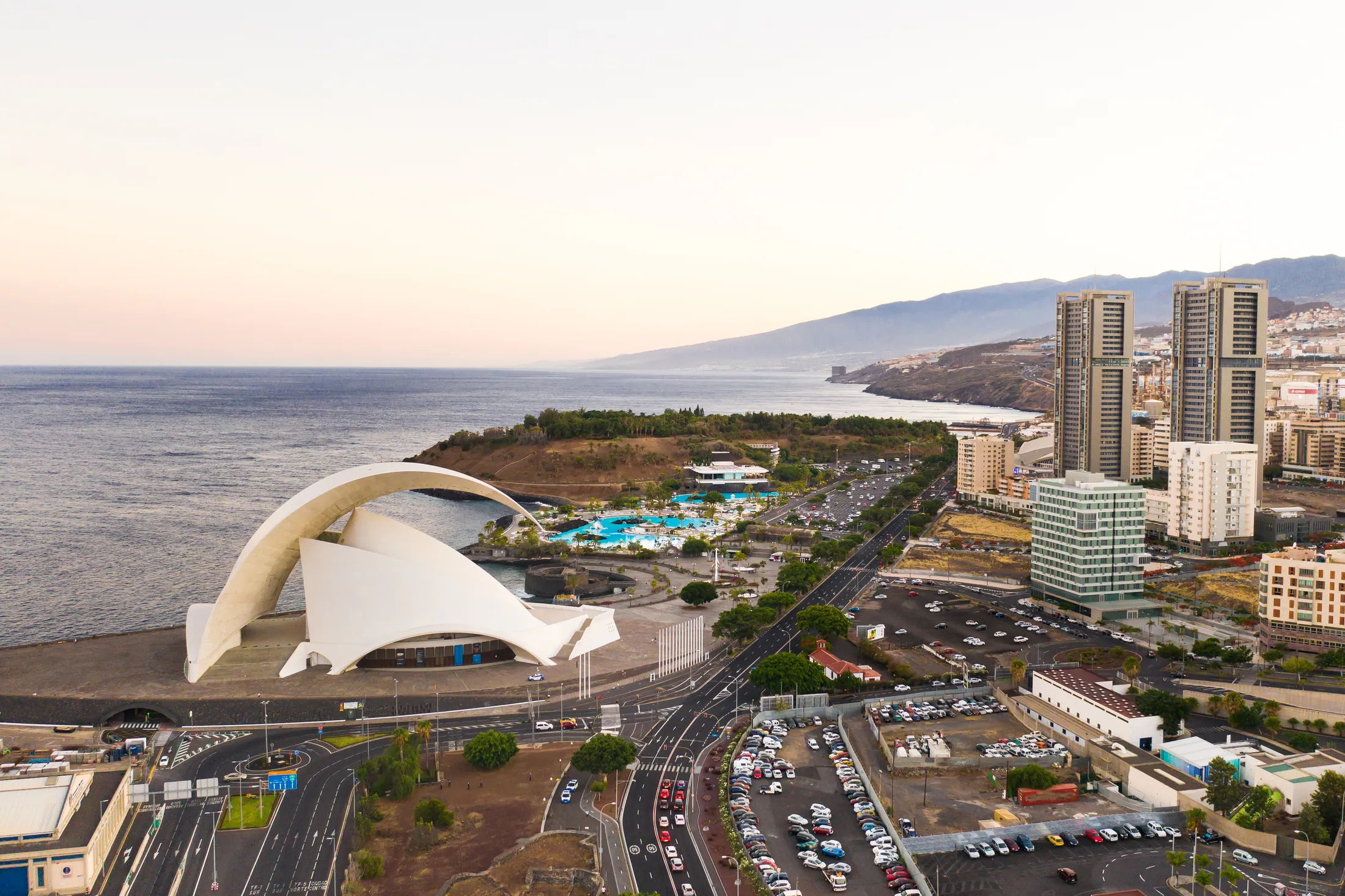 Vista urbana de Santa Cruz de Tenerife desde una perspectiva elevada al atardecer