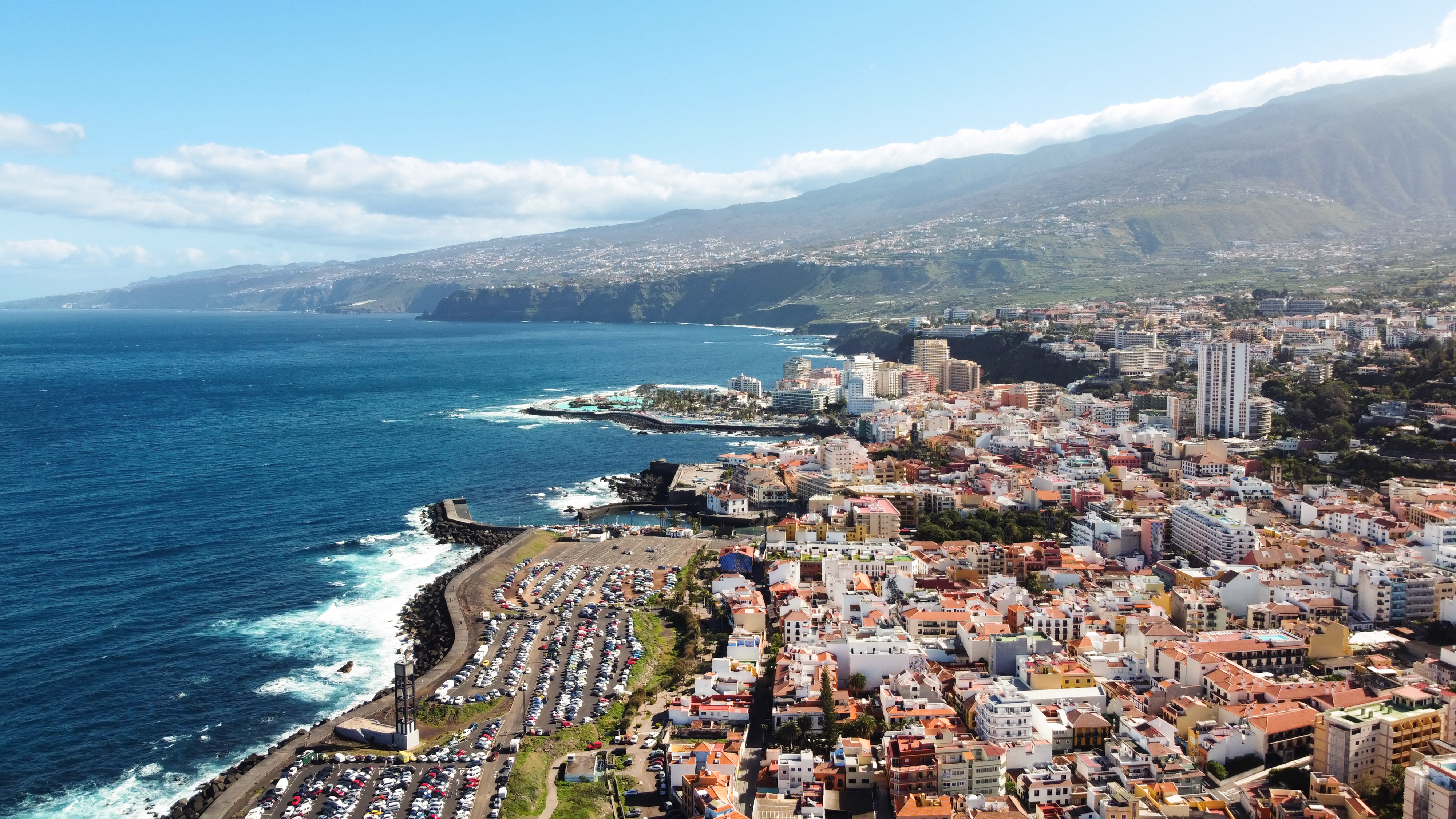 Vista aerea costera del norte de Tenerife con tejido residencial y paisaje urbano