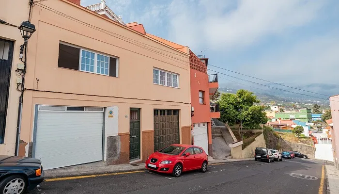 Vista de la calle y el entorno de la Urbanización Las Rositas